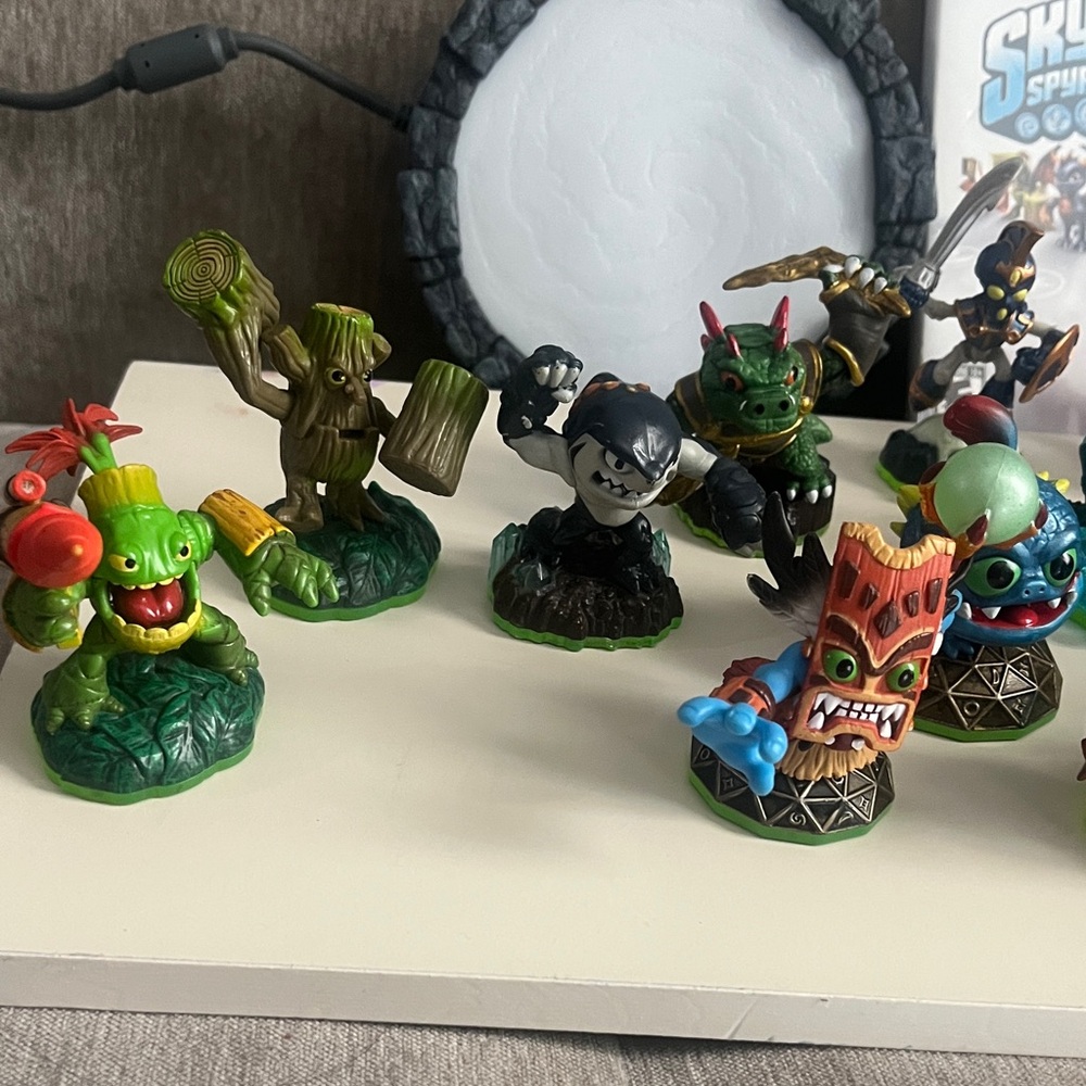 Skylanders Spyro's Adventure Wii Game & Figures Set - Picture 2 of 6